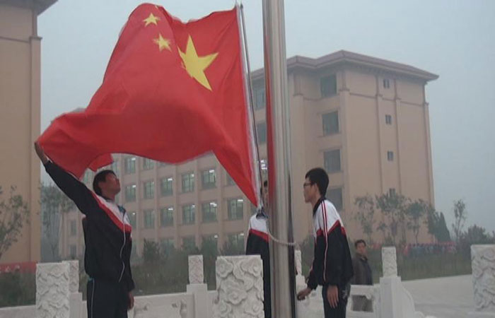 2013年10月7日-我校高二全体师生举行隆重的升国旗仪式.jpg